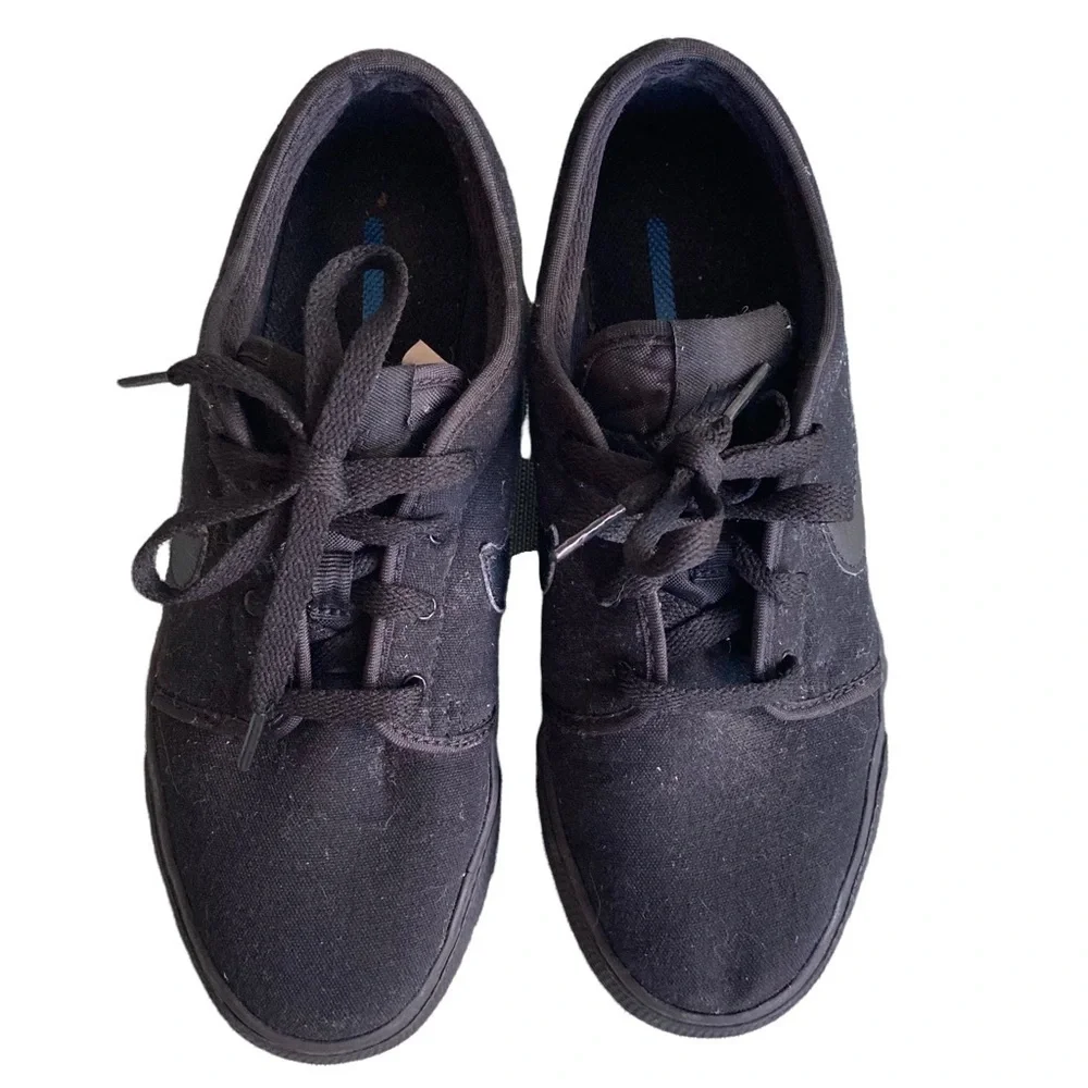 Nike W sz 8 youth 6 Toki Low Canvas black sneakers